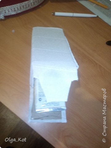 Дорогие мастерицы, я сделала этот бумажный торт в подарок на день рождения своей бабушке. Каждая коробка содержит пачку чая. Украшена бумажными цветами и стразами. В центре торта я расположила букет цветов из конфет. фото 19