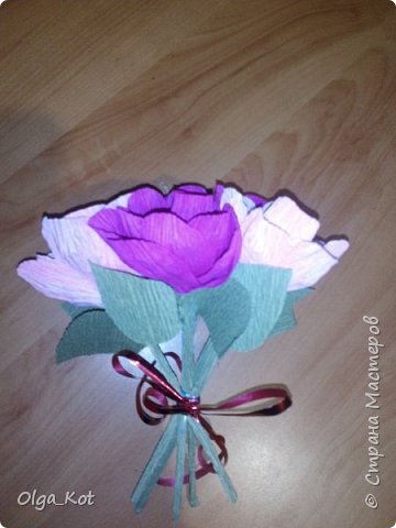 Дорогие мастерицы, я сделала этот бумажный торт в подарок на день рождения своей бабушке. Каждая коробка содержит пачку чая. Украшена бумажными цветами и стразами. В центре торта я приклеила букет цветов из конфет. фото 21