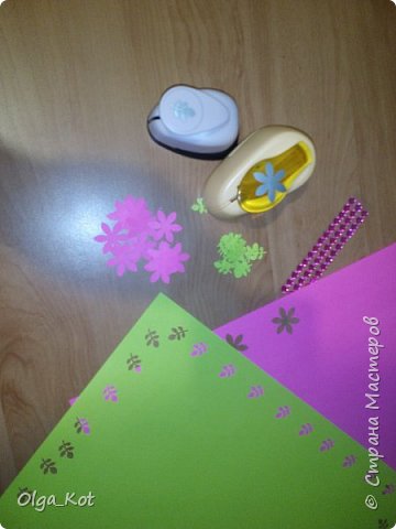 Дорогие мастерицы, я сделала этот бумажный торт в подарок на день рождения своей бабушке. Каждая коробка содержит пачку чая. Украшена бумажными цветами и стразами. В середину торта воткнут букет цветов из шоколадных конфет. фото 23