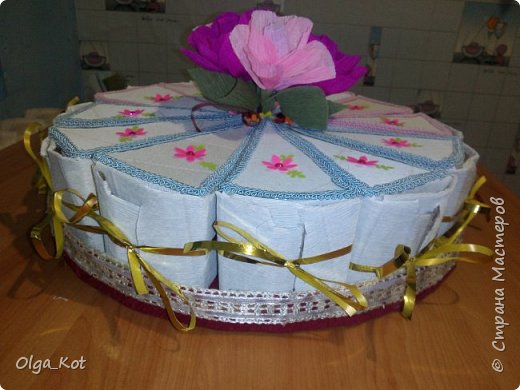 Дорогие мастерицы, я сделала этот бумажный торт в подарок на день рождения своей бабушке. Каждая коробка содержит пачку чая. Украшена бумажными цветами и стразами. В центре торта был приклеен букет цветов из шоколадных конфет. Фото 4