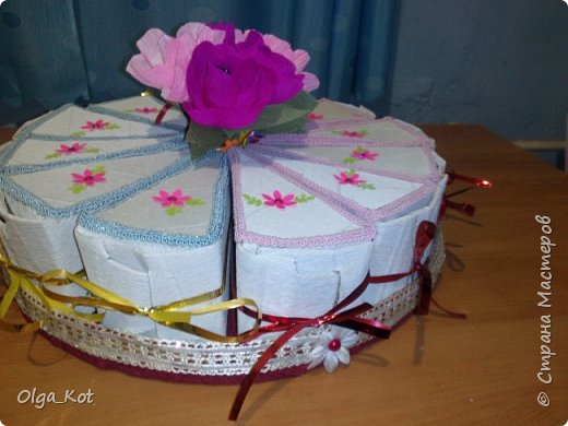 Дорогие мастерицы, я сделала этот бумажный торт в подарок на день рождения своей бабушке. Каждая коробка содержит пачку чая. Украшена бумажными цветами и стразами. В центре торта я приклеила букет цветов из конфет. фото 5