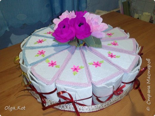 Дорогие ремесленники и мастерицы, я сделала этот бумажный торт в подарок на день рождения своей бабушке. Каждая коробка содержит пачку чая. Я украсила их бумажными цветами и стразами. В центре торта я приклеила букет цветов из шоколадных конфет. фото 22