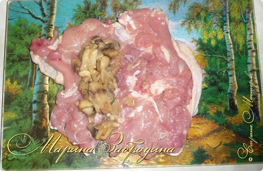 Привет! Сегодня мы с вами сделаем собственный мясной деликатес – куриные рулетики с грибами. Ничего сложного в приготовлении этого чуда нет, и времени уходит минимум, а в итоге получается прекрасное горячее блюдо, которое радует не только своим внешним видом, ароматом, а также божественным вкусом! Нежнейшее сочное мясо, а внутри много грибов! фото 9