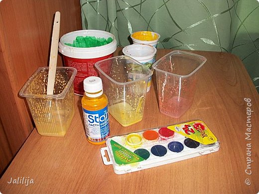 Всё что нужно для покраски: клей ПВА, краски (колер для малярных работ), кисточка, маленькие посудинки, вода. фото 1