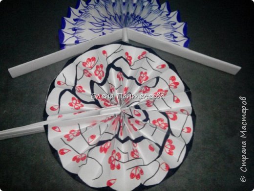 Идею изготовления такого веера я нашла в Интернете, но решила упростить материальную задачу, чтобы облегчить ее школьникам на уроках декоративно-прикладного искусства. Фото 3