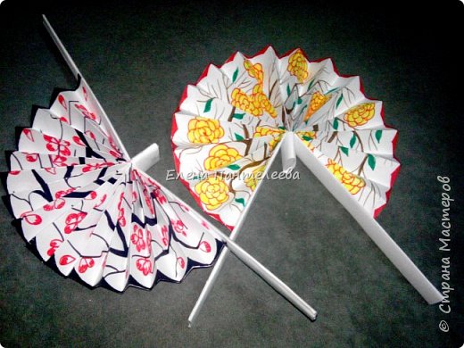 Идею изготовления такого веера я нашла в интернете, но решила упростить материалы, чтобы поделиться ими с учениками на уроке искусства. Фото 1