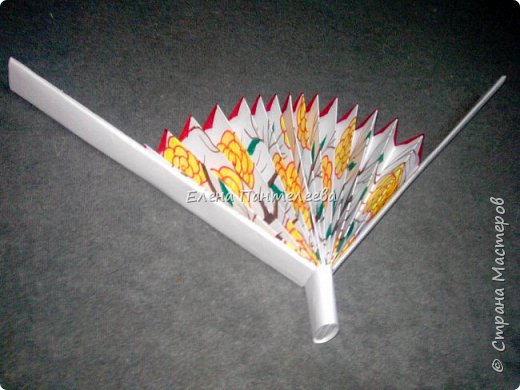 Идею этой ветряной мельницы я нашел в Интернете, но решил упростить задачу с материалами, чтобы сделать ее доступной для учеников на уроках рисования. Фото 38