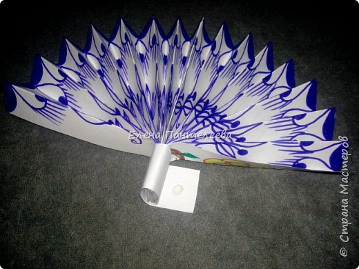 Идею создания такого веера я нашла в Интернете, но решила упростить задачу с материалами, чтобы сделать его доступным для учеников на уроках декоративно-прикладного искусства. Фото 35