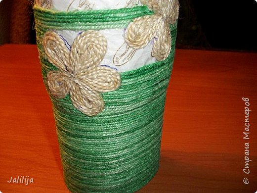 Самое долгое в зтих вазах это - обвязать зелёную нитками. Есть препятствие в виде двух цветочков. Старайтесь, чтобы нитки прилегали друг другу плотно. Основу при обвязывании её нитками чуть-чуть промазывайте клеем, тогда нитки будут держаться идеально. (фото 9)