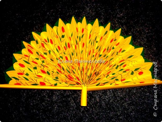 Идею создания такой ветряной мельницы я нашел в Интернете, но решил упростить задачу с материалами, чтобы сделать их доступными для учеников на уроках рисования. Фото 46