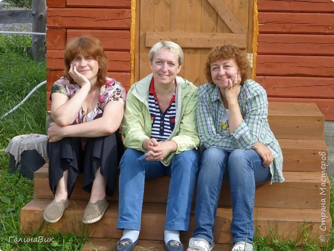 Три подружки на крыльце: Татьяна, Евгения и Татьяна Николаевна. (фото 12)