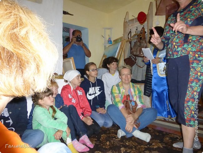 После ритуала все были приглашены в дом Раисы Ивановны для просмотра ее картин. Расположились все по-разному: и сидя, и стоя. (фото 17)