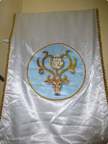 Это символ добра и светлого будущего. Олень - символ духа Алтая.