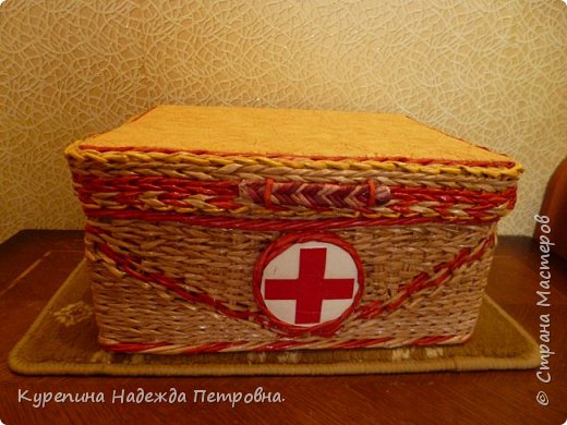 Сплела аптечку.Оплетала коробку. внизу убавляла ,а когда перешла на прибавление    у меня  стойки  видать  -брак.первый раз  захотела сплести укороченными рядами. (фото 1)