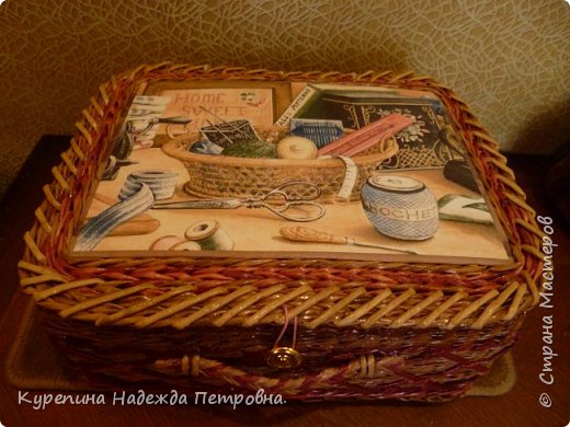 ВТОРАЯ КОРОБОЧКА ДЛЯ РУКОДЕЛИЯ. НА КРЫШКЕ РАСПЕЧАТКА.КРЫШКА С ВНУТРЕННИМ БОРТИКОМ. (фото 1)