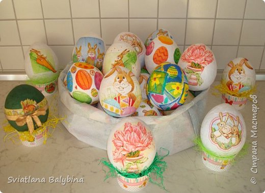 Такое яичко служит идеальной упаковкой для подарка к Светлому празднику Пасхи. Во внутрь можно положить крашеное яйцо, конфеты, печенье, маленькую пасочку, пасхальный сувенир - все зависит от вашей фантазии. Размер яйца примерно 14х10 см. фото 1