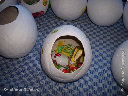 Такое яичко служит идеальной упаковкой для подарка к Светлому празднику Пасхи. Во внутрь можно положить крашеное яйцо, конфеты, печенье, маленькую пасочку, пасхальный сувенир - все зависит от вашей фантазии. Размер яйца примерно 14х10 см. фото 7