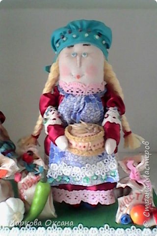 Домовиха - женщина хозяйственная, пирогами угощает, фартук и рукава у платья расшиты бисером и пайетками. (фото 8)