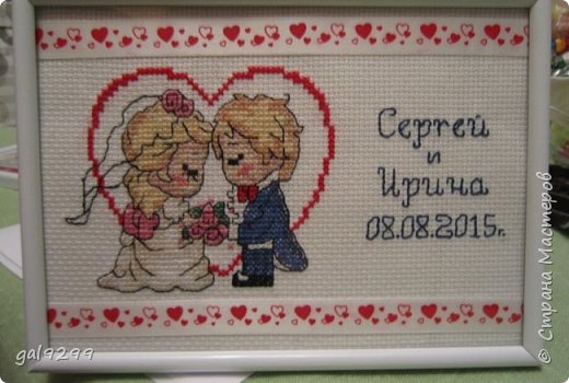 Сейчас такой возраст, что все начинают играть свадьбы. Три года назад на просторах СМ познакомилась с метриками. В нашем городе как-то это не развито. А идея-то отличная: и подарок, и деньги подарочные можно сзади в конвертик положить, и отличное напоминание для мужа о дате свадьбы. Такая долговечная открытка. Когда вышиваю метрики, стараюсь сделать их в цвет свадьбы (если он есть),а цвет волос, глаз, костюмы вышить, какие будут у жениха и невесты. Это одна из первых свадебных метрик друзьям от корейской фирмы SODA ® (свадьба в синих тонах). фото 5