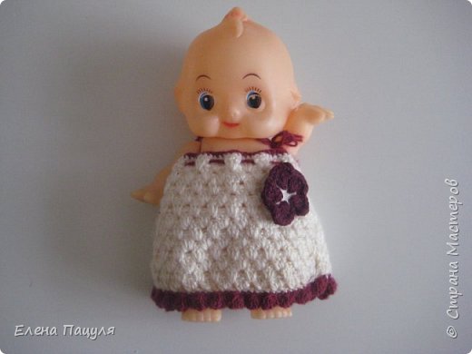 Здравствуйте!
У нашей дочки много кукол. есть такие, которые изначально продавались без одежды. Конечно, у дочки возник вопрос о том, где же одежда ее малыша? Поэтому я решила придумать одежку для пупса.Так как мне нравится вязать крючком, то я нашла понравившийся узор и придумала модель платья. В результате получился сарафанчик на бретелях: (фото 1)