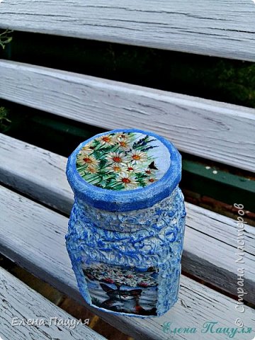 Крышку баночки украсила мотивом с ромашками, который хорошо сочетается с основной картинкой. Шпатлевку немного оттенила и выделила края крышки белой краской: (фото 5)