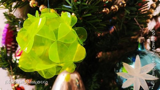 В этом мастер-классе я покажу, как из пластиковых бутылок можно сделать оригинальные и долговечные елочные украшения совершенно бесплатно. фото 2