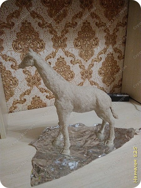 А после облепила смесью папье-маше. Смесь делала из яичных лотков.Лепила по детской игрушке на снимке с верху она лежит в правом углу.☺ (фото 5)