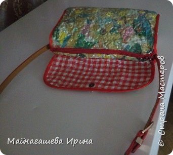 Ремешок из ремня к платью, к сумке прикрепила заклепками. В дырочки ремня вставила люверсы желтенькие и заклепала.Клапан на магнитной кнопке. (фото 3)