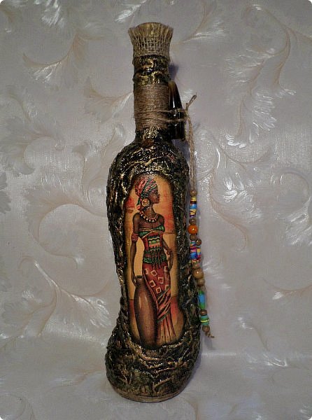 -Бутылка-основа; -Акриловые краски; -Акриловый лак; -Кисточки, спонж; -Гипсовый бинт; -Клей ПВА; -Салфетка для декупажа; -Шпагат; -Полимерный клей; -Немного мешковины. (фото 20)