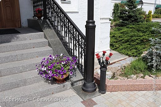 А как Вам такое соседство? Цветы живые и цветы кованые в такой же вазе. (фото 26)