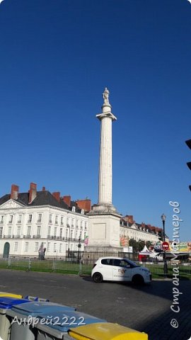 Не далеко от собора Петра и Павла стоит памятник Людовику 16. (фото 2)