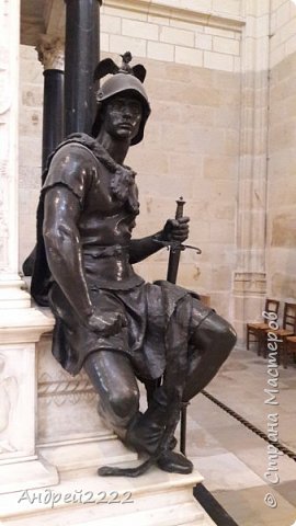 В соборе есть много захоронений, знатных людей города и Бретани, украшенных очень искусными скульптурными композициями. (фото 6)