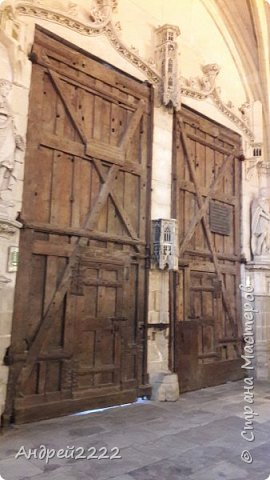 Старинные ворота собора. Уже экспонат, находящийся под охраной государства. (фото 8)