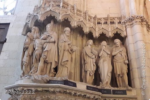 Можно часами разглядывать, как внешние, так и внутренние стены собора, украшенные резными статуями из камня. (фото 7)