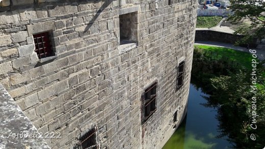 В стенах замка была тюрьма, на окнах камер сохранились старинные кованные решетки. (фото 12)