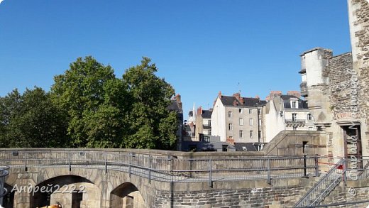 Всем привет! Сидя в самоизоляции, хочу поделиться с Вами, малой толикой впечатлений от прогулки по старой части города Нант. Нант (фр. Nantes — город (коммуна), расположенный на западе Франции на Армориканской возвышенности. Находится в устье реки Луары, в 50 км от Атлантического океана. (фото 1)
