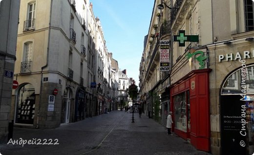 Как многие туристические центры город чист, выхолощен, ухожен. На торговых улицах множество магазинов, кафе, сувенирных лавок и бистро. (фото 24)