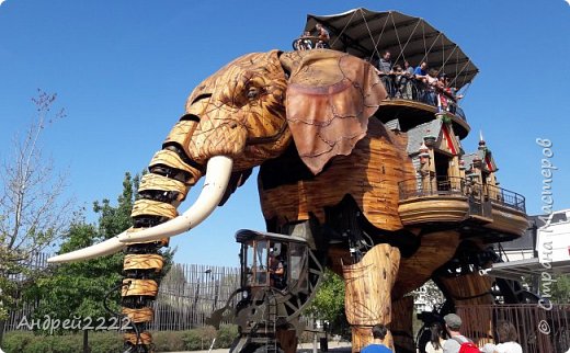 И оно того стоит. Слон издает громкий рев, обливает прохожих водяным туманом из хобота, чему рада местная детвора. (фото 21)