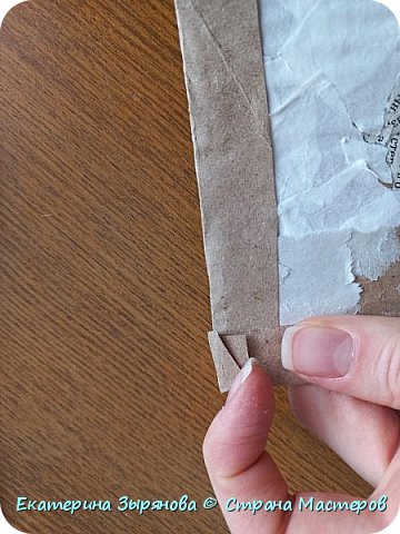 45. Для удобства подгибаем в любую сторону край рамки. Далее ножницами аккуратно по сгибу отрезаем.
!Важно быть осторожными, чтобы не зарезать вертикальные рамки. (фото 53)