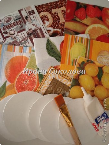 Vybereme potřebné ubrousky a nalepíme je na naše polotovary pomocí lepidla PVA (lepidlo na decoupage). (foto 9)